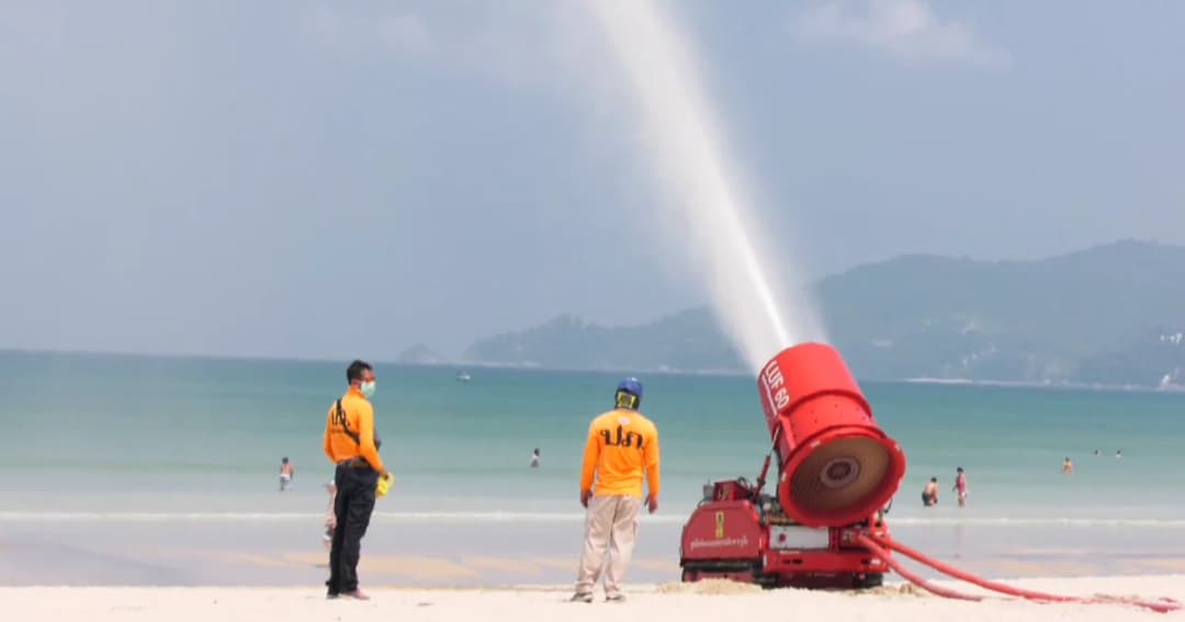 ฝุ่น PM 2.5 ปกคลุมหาดป่าตอง จ.ภูเก็ต จนท.ระดมกำลังพ้นละอองน้ำ-แจกหน้ากากให้นักท่องเที่ยว