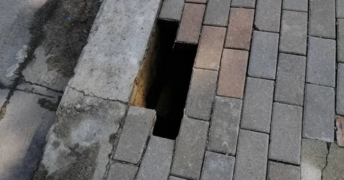 สุดเซ็ง! สาวโพสต์ ยืนรอข้ามถนน อิฐทางเท้ายุบขาร่วงเจ็บ