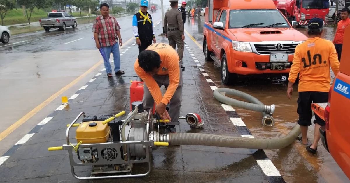 น้ำจากสระแก้วหนุนซ้ำ ตลาดเก่ากบินทร์บุรีน้ำสูงขึ้นและขยายวงกว้างไปอีก 2 อำเภอ