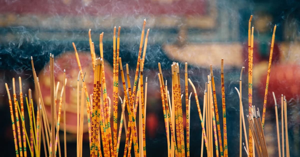 ‘ไหว้พระ-ไหว้เจ้า’ จุดธูปขนาดสั้นลดการเพิ่มฝุ่น