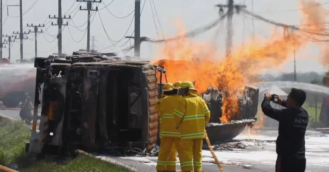 ระทึก! รถบรรทุกเอทานอลพลิกคว่ำกลางถนน ไฟลุกท่วมทั้งคัน ลามถูกรถเสียหายอีก 5 คัน