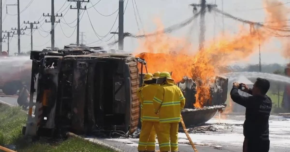 ระทึก! รถบรรทุกเอทานอลพลิกคว่ำกลางถนน ไฟลุกท่วมทั้งคัน ลามถูกรถเสียหายอีก 5 คัน