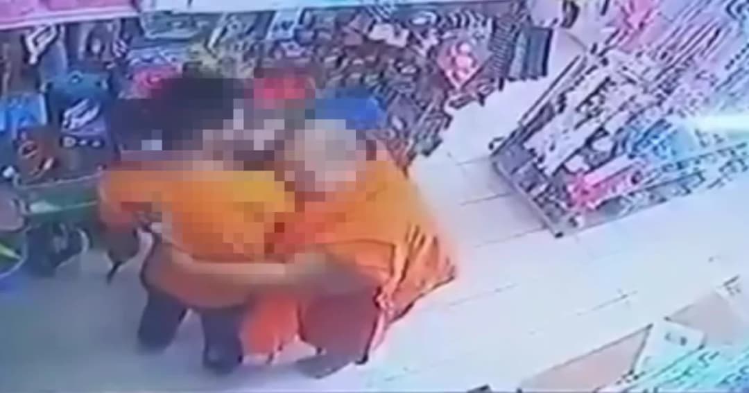 อดใจไม่ไหว! เจ้าอาวาสกอดเด็กร้านค้า อ้างแค่เมตตา