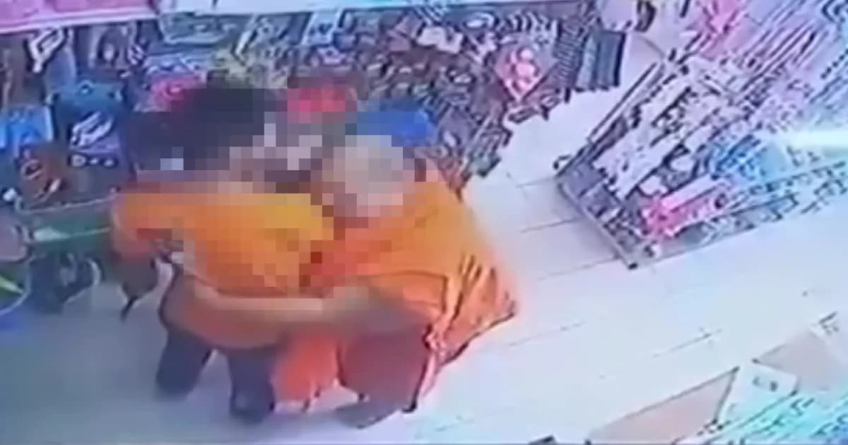 อดใจไม่ไหว! เจ้าอาวาสกอดเด็กร้านค้า อ้างแค่เมตตา