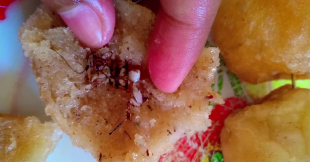 อ้วกแทบพุ่ง! สาวสองเคี้ยวเจอแมลงสาบในขนม แม่ค้าโต้ถูกแกล้ง