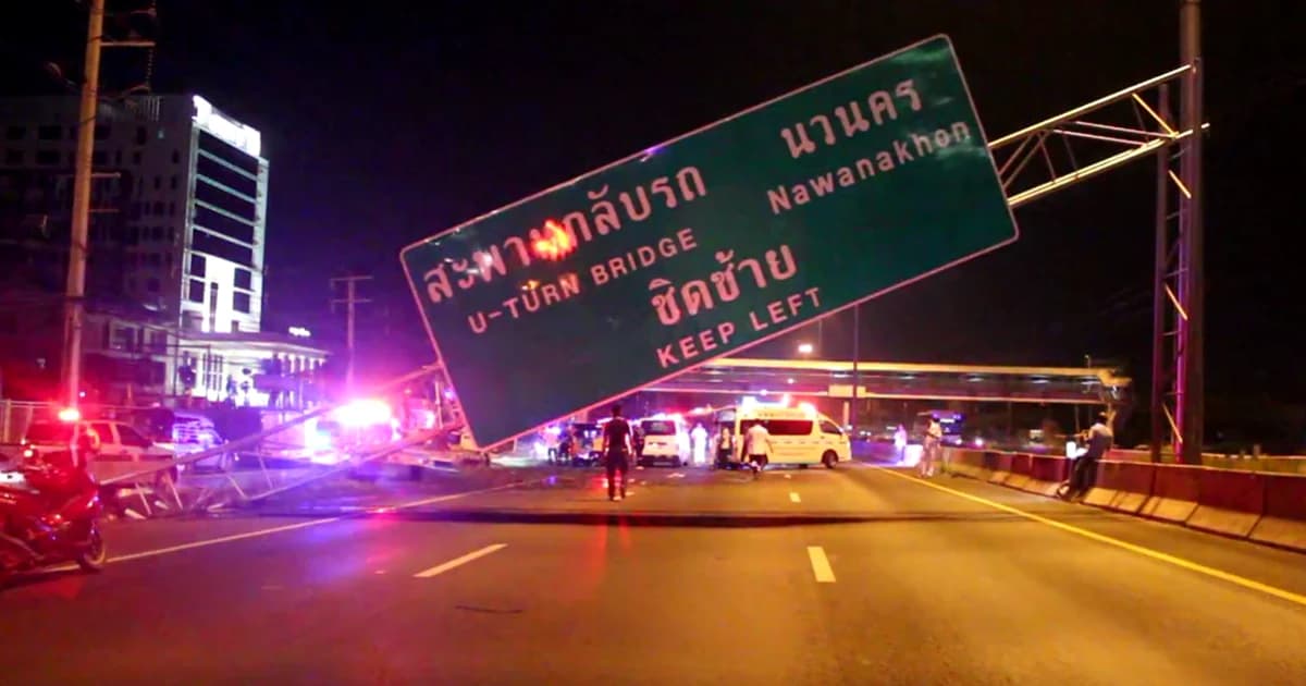 สิบล้อหลับในชนป้ายบอกทางนวนครพังยับผู้โดยสารถถูกอัดก๊อปปี้สาหัส
