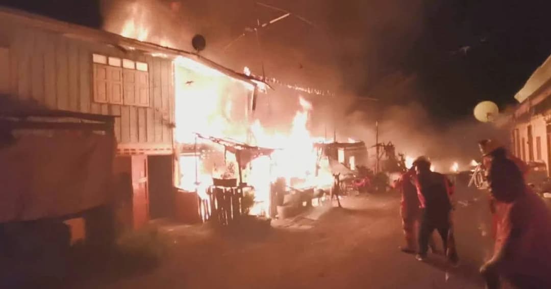 หนีตายวุ่น! ไฟไหม้ชุมชนท้ายกรมกลางดึก เจ็บ5 ราย เหตุจุดเทียนช่วงไฟดับ