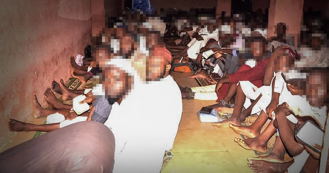 ตำรวจไนจีเรียบุกช่วยเหลือชายและเด็กเกือบ 500 คนหลังถูกกักขังในโรงเรียนสอนศาสนา