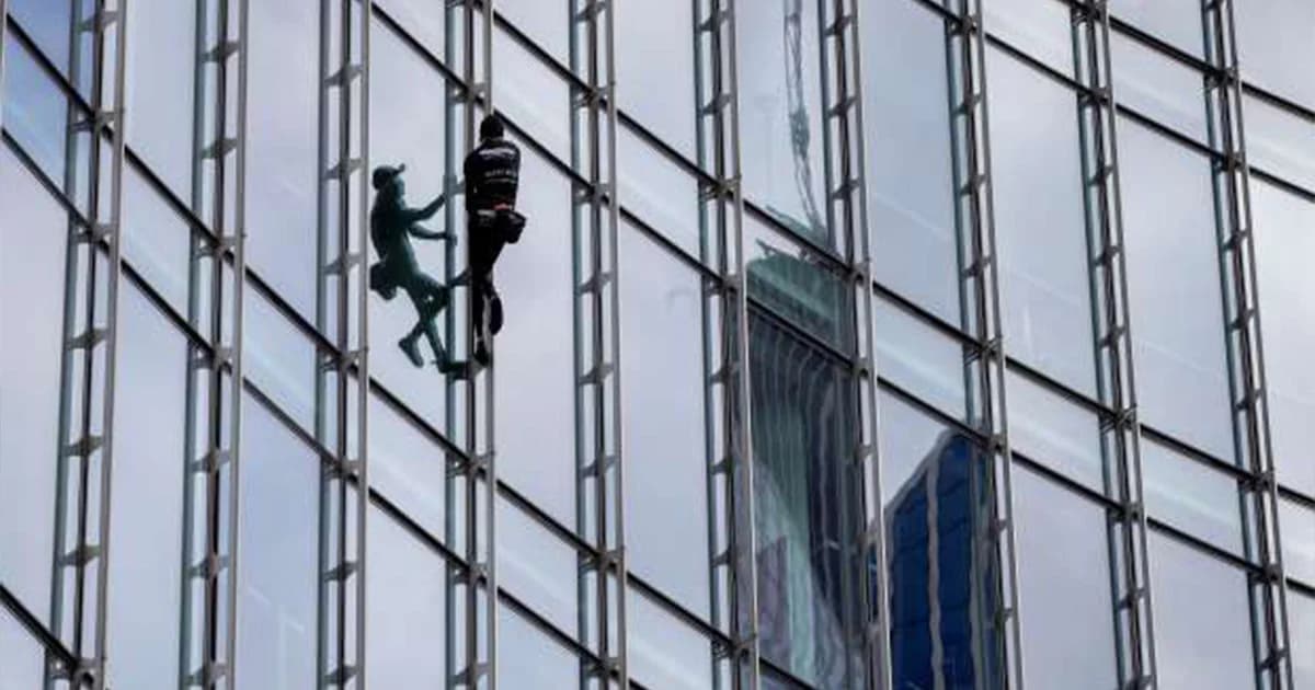 ตำรวจเยอรมันบุกรวบนักปีนตึกสูงชาวฝรั่งเศส หลังแอบปีนตึกสูง 154 เมตร ในนครแฟรงค์เฟิร์ต