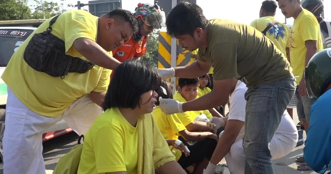 กระบะพุ่งชนสองแถว นักเรียนบาดเจ็บหลายราย