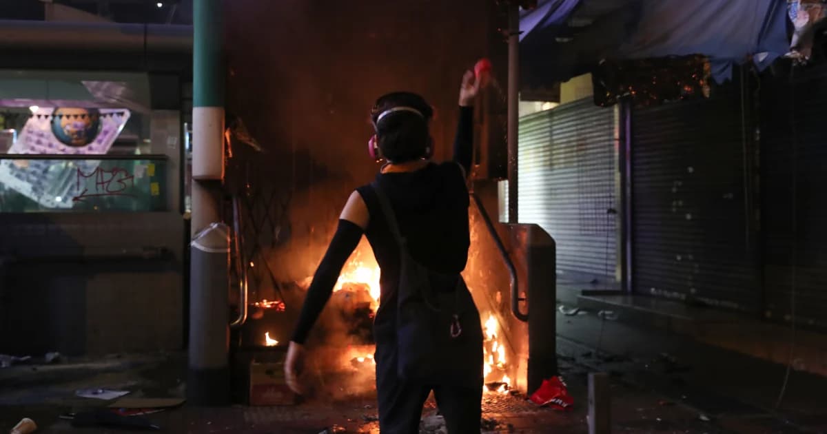 ฮ่องกงป่วนหนัก! กลุ่มผู้ประท้วงเผาทำลายทรัพย์สิน ตำรวจเข้าระงับเหตุบาดเจ็บหลายนาย