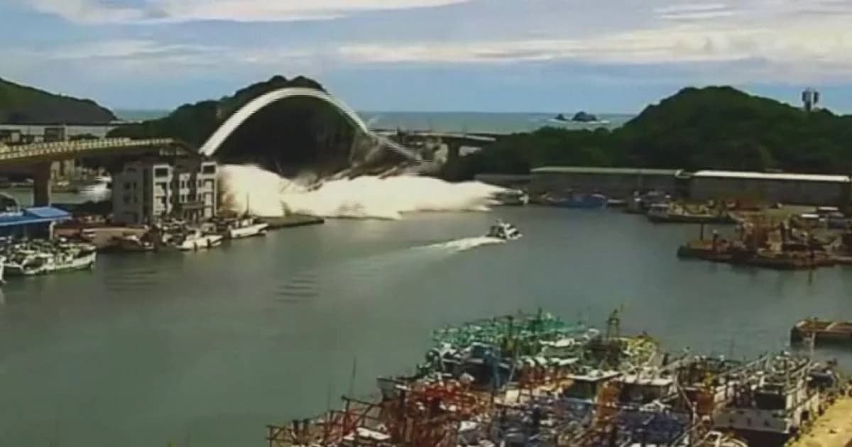 ระทึก! สะพานข้ามแม่น้ำไต้หวัน ถล่มทับเรือประมง เจ็บ 12 ราย