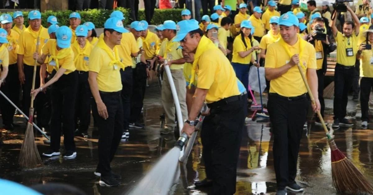 บิ๊กตู่ นำทำกิจกรรมจิตอาสาริมฝั่งเจ้าพระยา-สำรวจความเรียบร้อยเส้นทางเสด็จฯ