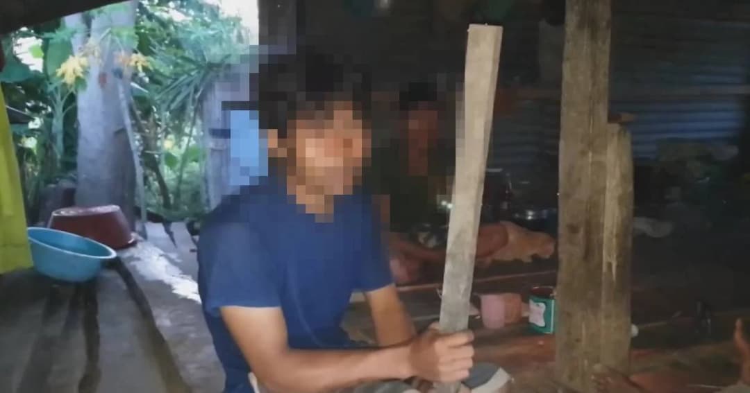 พี่ทะเลาะกับเมียเสียงดัง น้องชายรำคาญคว้าไม้ตีหัวพี่ชายดับ