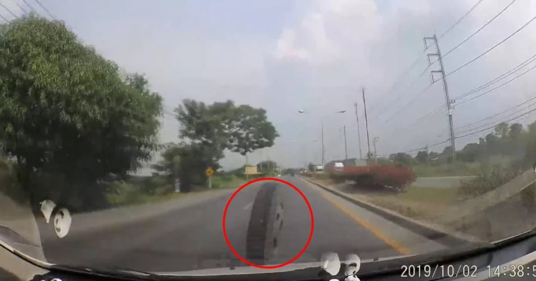 ระทึก! ล้อรถบรรทุกแก๊สหลุด พุ่งชนรถเก๋งพังยับ ถังแก๊สเทกระจายเกลื่อน