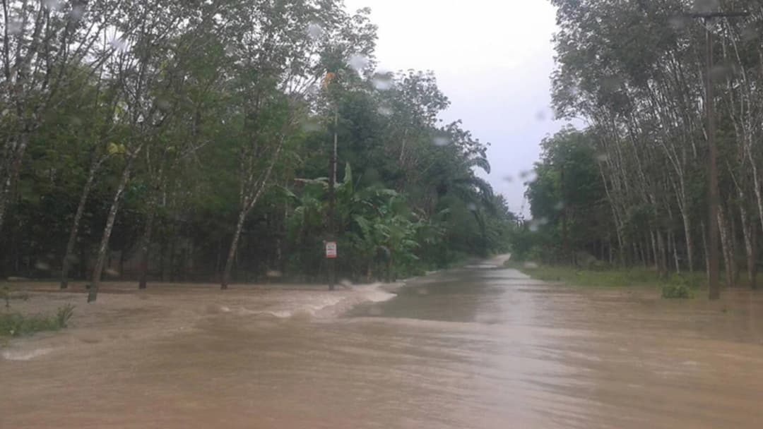 ปภ.เร่งช่วยเหลือชาวสุราษฎร์ธานี หลังน้ำป่าไหลหลาก