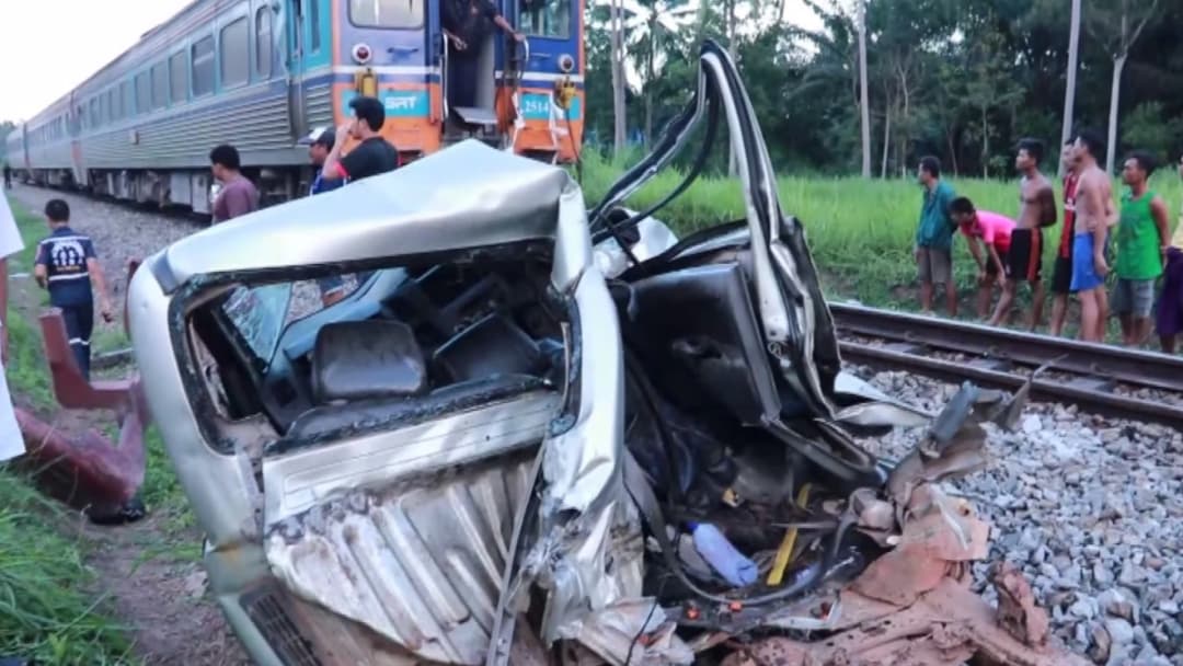 เจ้าของสวนปาล์ม ขับรถข้ามจุดตัด ถูกรถไฟชนเสียชีวิต