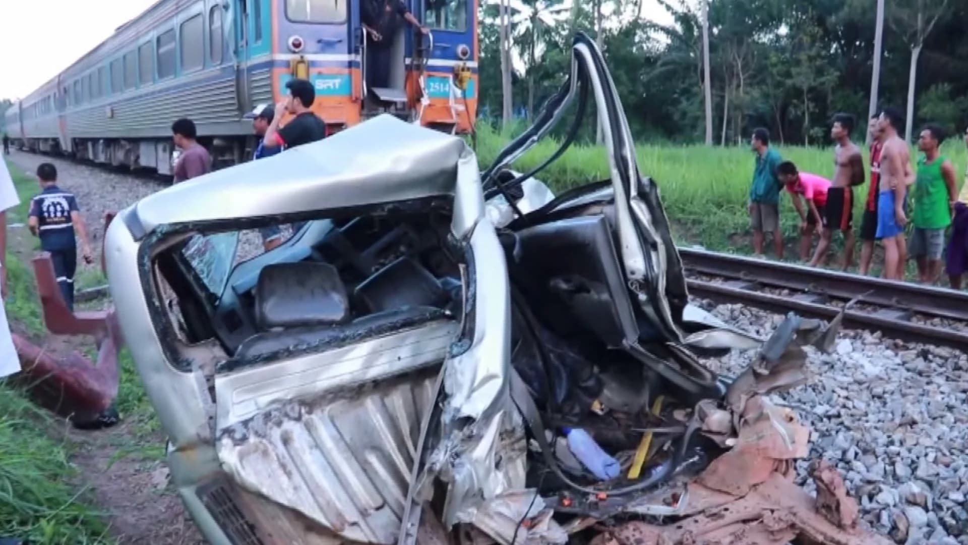 เจ้าของสวนปาล์ม ขับรถข้ามจุดตัด ถูกรถไฟชนเสียชีวิต