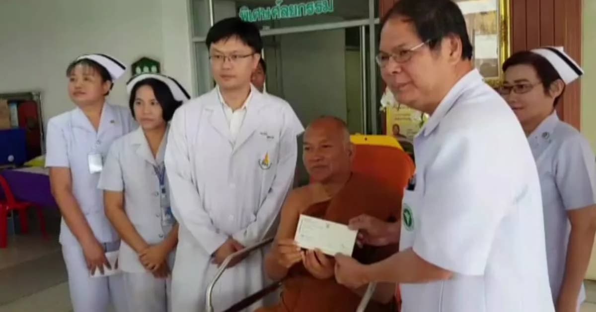 เจ้าอาวาสวัดพระบาทน้ำพุ กลับพักฟื้นที่วัดได้แล้ว มอบเงิน 1 ล้านบาท ช่วยเหลือ รพ.