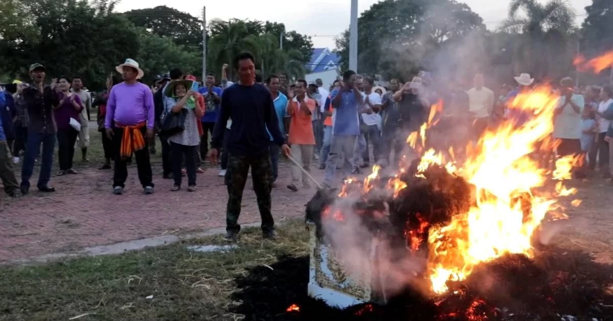 เกษตรกรผู้ปลูกยาสูบเผาหุ่น “บิ๊กตู่” – “อุตตม” เรียกร้องรัฐบาลลดการเก็บภาษี