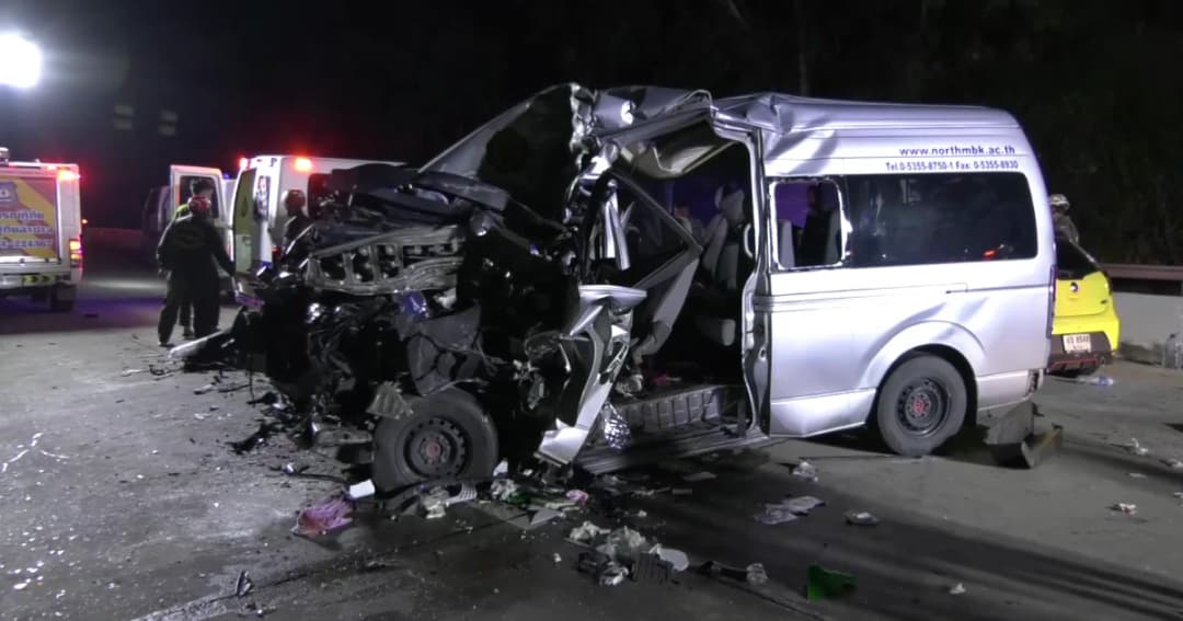 สลด! รถตู้ นศ.ลำปางไปรับทุนชนท้ายรถบรรทุกดับ 3 ราย เจ็บ7ราย