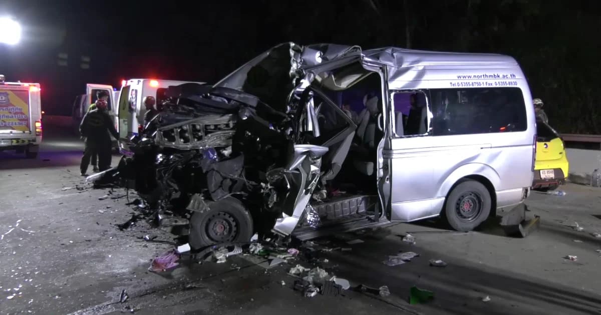 สลด! รถตู้ นศ.ลำปางไปรับทุนชนท้ายรถบรรทุกดับ 3 ราย เจ็บ7ราย