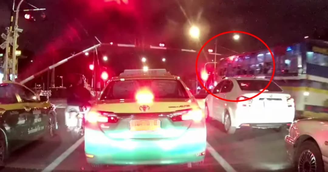 ผู้โดยสารระทึก! รถเมล์ซิ่งฝ่าไม้กั้นรถไฟ