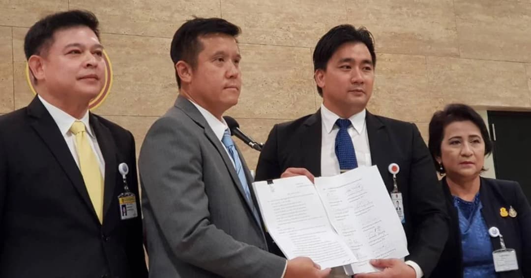 พปชร.หอบ 51รายชื่อ ยื่นประธานสภาฯ ขอให้ส่งศาลรธน.วินิจฉัย “6 แกนนำฝ่ายค้าน” พ้นส.ส.