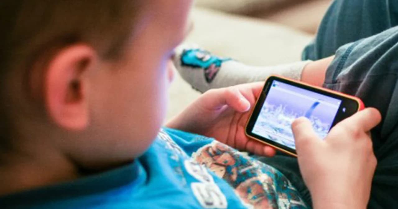 เด็กสายตายาว หากเล่นมือถือมากเสี่ยงตาเขได้