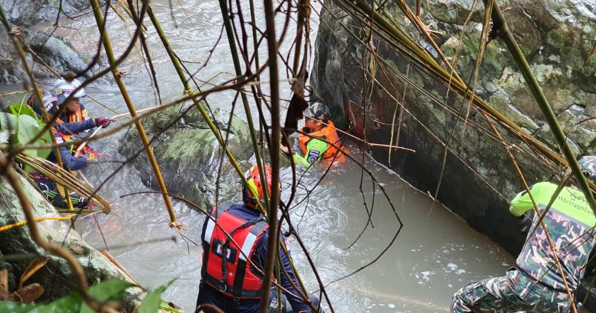 พบแล้วซากช้าง 2 ตัวติดซอกหินน้ำตกเหวนรก