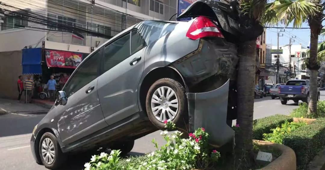 หญิงวัย 50 ปีขับรถข้ามจังหวัดจะไปใช้สิทธิ์ “ชิมช้อปใช้” เหยียบคันเร่งผิดชนเละ