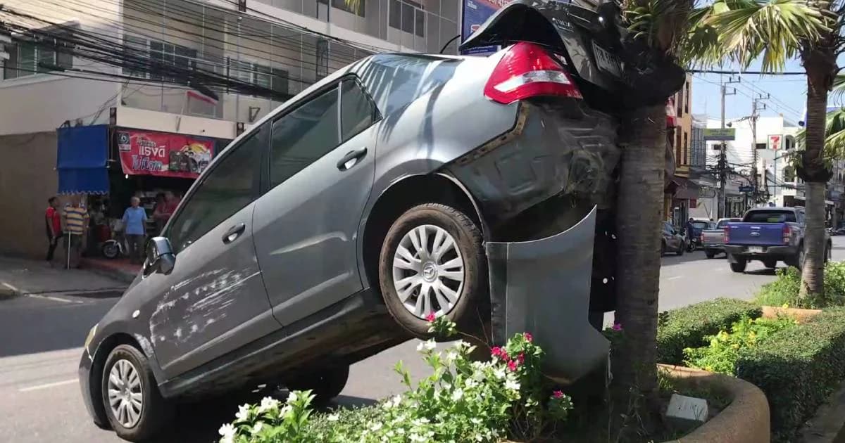 หญิงวัย 50 ปีขับรถข้ามจังหวัดจะไปใช้สิทธิ์ “ชิมช้อปใช้” เหยียบคันเร่งผิดชนเละ