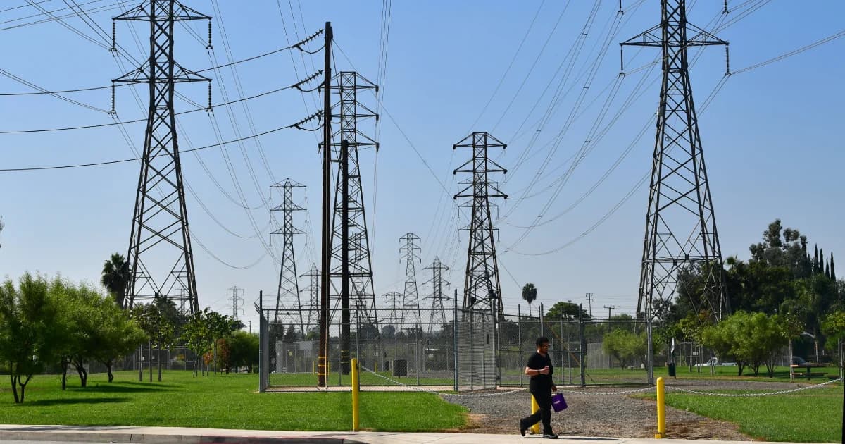 แคลิฟอร์เนียไฟดับกว่าครึ่งรัฐ หลังเกิดไฟป่าและลมกระโชกแรงจนโรงไฟฟ้าต้องตัดไฟ