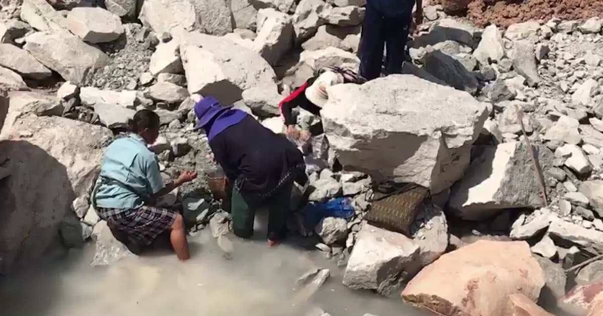 ชาวบ้านมุกดาหารแตกตื่นพบวัสดุคล้ายทองในหินภูเขา