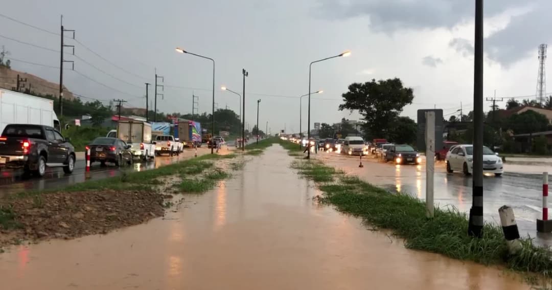 น้ำป่าหลากท่วมถนนสายเอเซียมุ่งหน้า อ.หาดใหญ่ จ.สงขลา รถเล็กสัญจรลำบาก