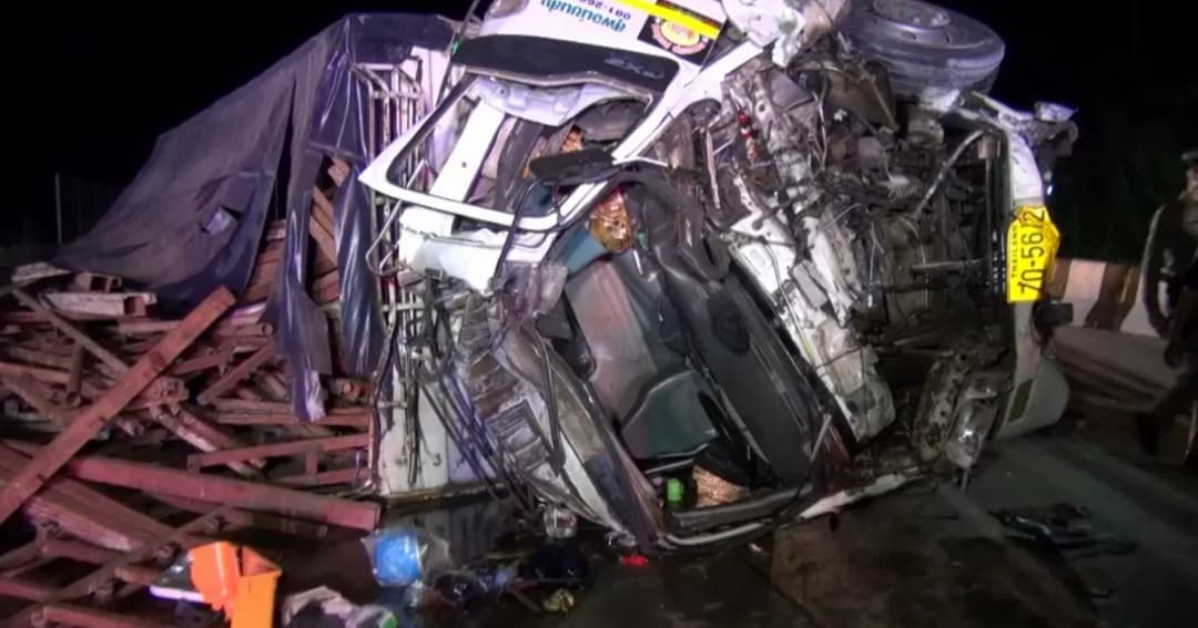 รถพ่วง 3 คันชนกันสนั่นทางลงเขาถนนสาย 304 หนูน้อยวัย 4 ขวบเสียชีวิต