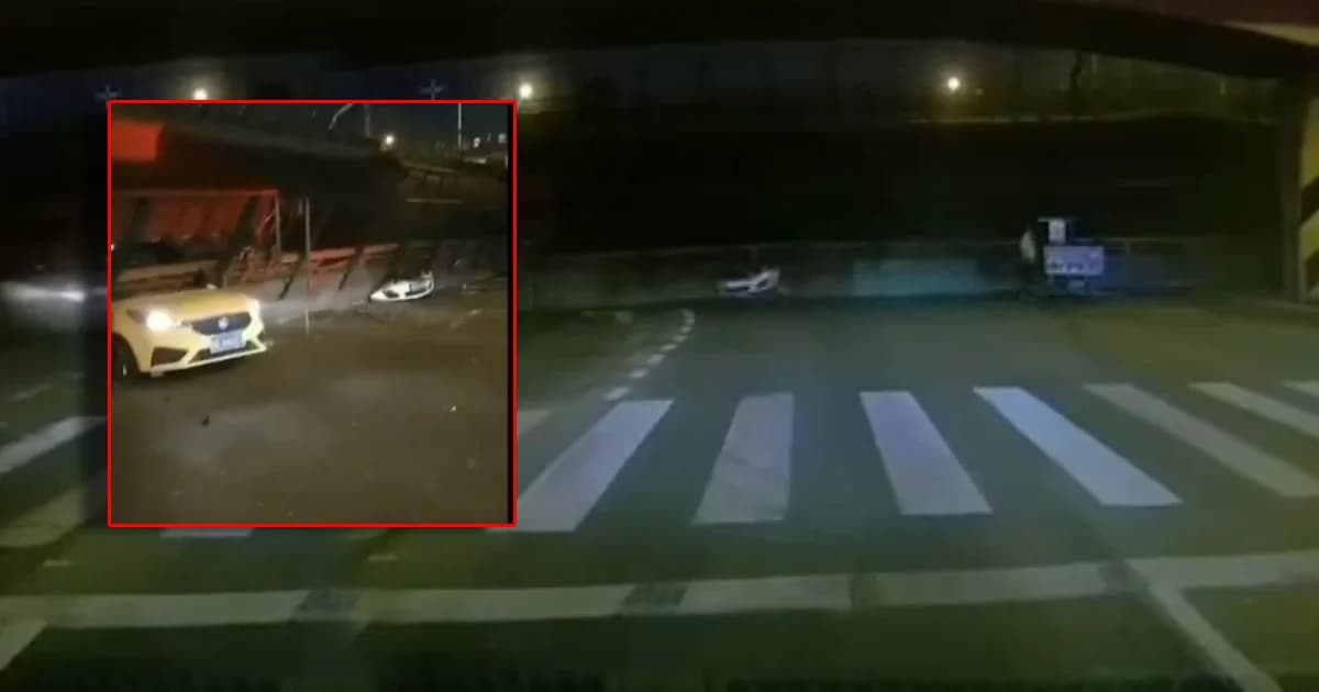 ระทึก! สะพานมอเตอร์เวย์จีนถล่มทับรถในชั่วโมงเร่งด่วน