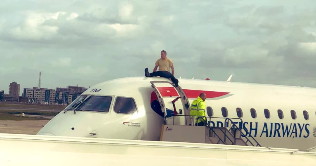 นักกิจกรรมด้านสิ่งแวดล้อมขึ้นไปนั่งบนหลังคาเครื่องบิน ประท้วงแผนขยายสนามบิน