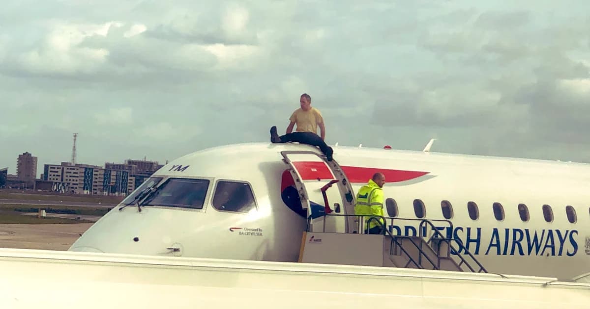 นักกิจกรรมด้านสิ่งแวดล้อมขึ้นไปนั่งบนหลังคาเครื่องบิน ประท้วงแผนขยายสนามบิน