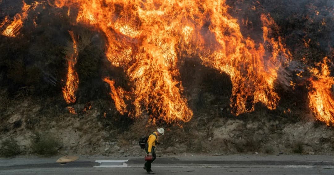 แคลิฟอร์เนียอพยพประชาชนนับแสนหนีไฟป่า