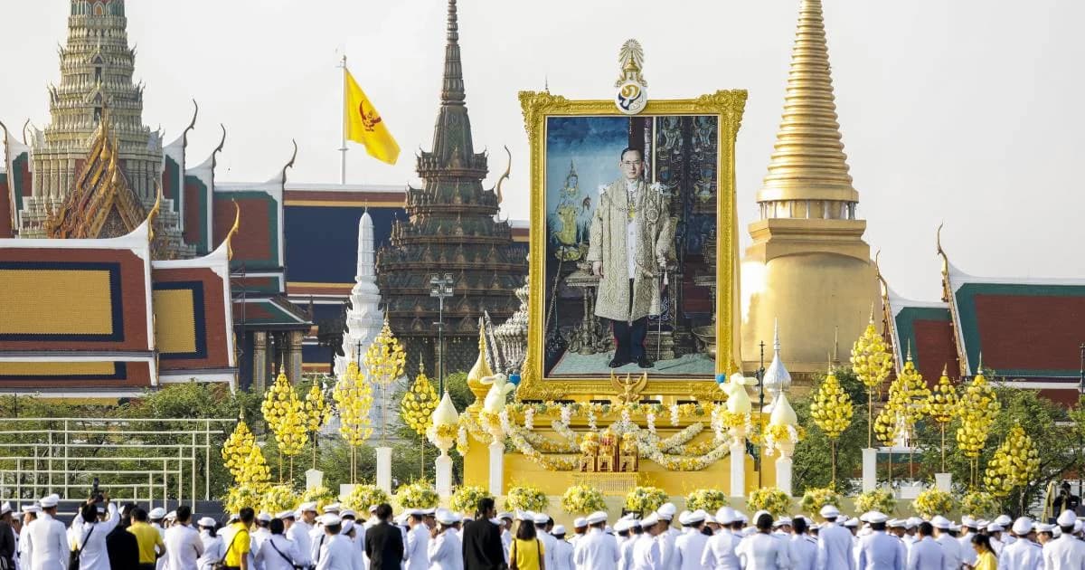 นายกฯ นำปชช.ตักบาตรพระสงฆ์ 489 รูป น้อมรำลึก ร.9 -ทั่วไทยพร้อมใจทำบุญ