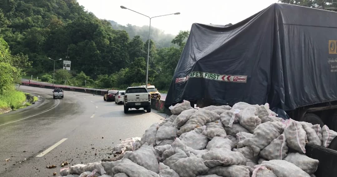 ฝนตกถนนลื่น! รถพ่วงแหกโค้งถนนสายตาก แม่สอด มันฝรั่งกระจายเกลื่อนถนน