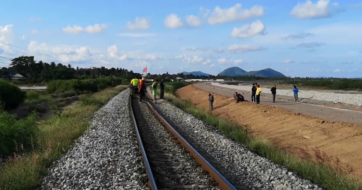 อุทาหรณ์! รถไฟแน่นหนุ่มวัย 20 ปียืนเกาะบันไดพลัดตกก่อนถึงจุดหมาย