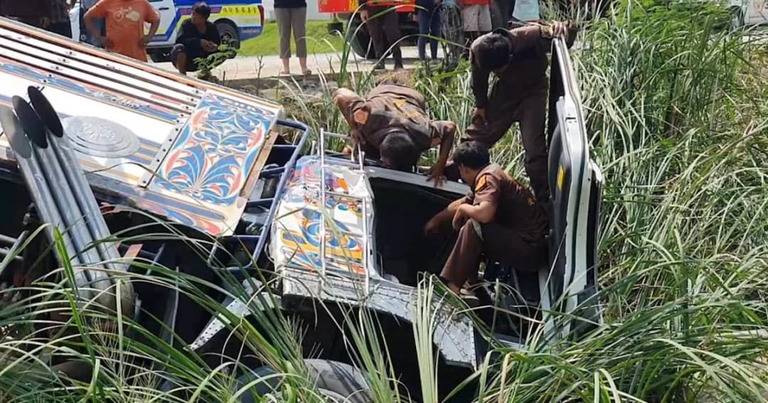 รถ 18 ล้อคว่ำพ่อใช้เฮือกสุดท้ายดันลูก 4 ขวบออกมาทัน ตัวเองถูกอัดติดรถเสียชีวิต