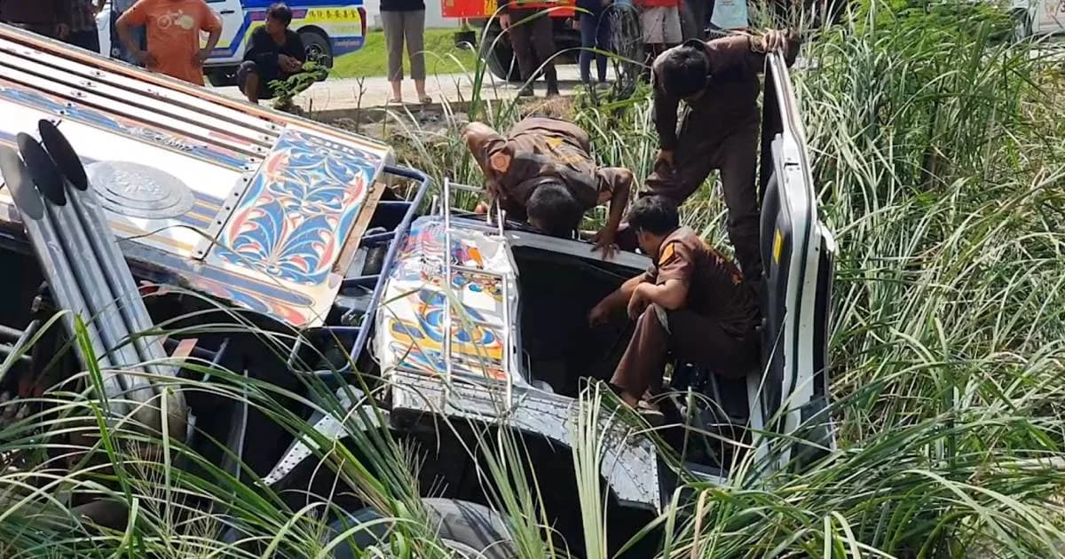 รถ 18 ล้อคว่ำพ่อใช้เฮือกสุดท้ายดันลูก 4 ขวบออกมาทัน ตัวเองถูกอัดติดรถเสียชีวิต