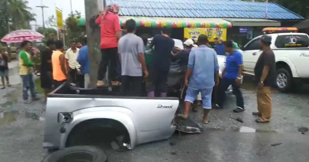 กระบะซิ่งหลุดโค้งฟาดเสาไฟฟ้า รถขาด 2 ท่อนมีผู้เสียชีวิต 1 ราย บาดเจ็บ 3 ราย