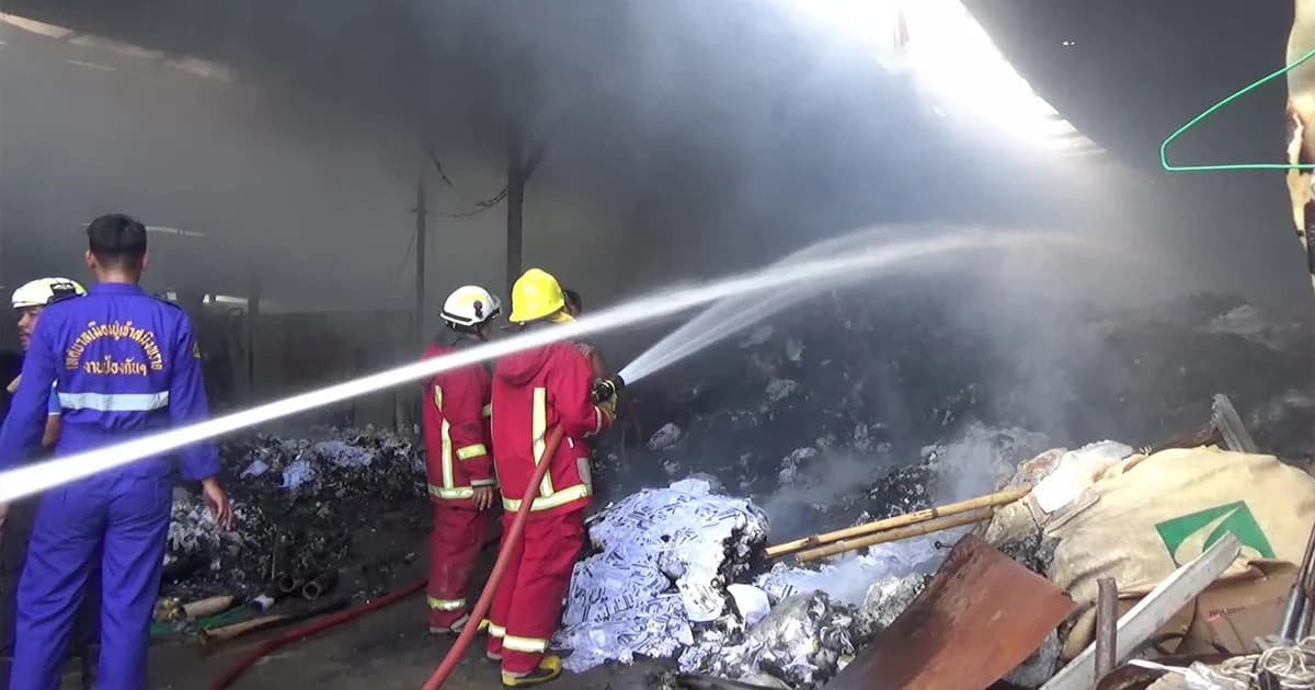 เด็กแสบแอบจุดไม้ขีดเล่นข้างโกดังเก็บของเก่า ไฟลามเข้าลุกไหม้กองของเก่าในโกดังวอด