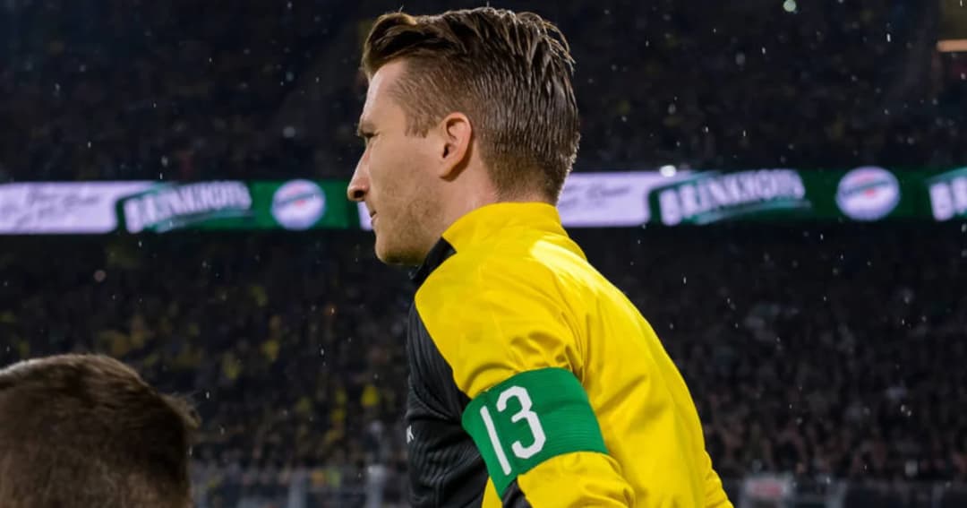 มาร์โค รอยส์ สวมปลอกแขนกัปตันทีมหมายเลข 13 สะท้อนปัญหาเด็กถูกทิ้ง