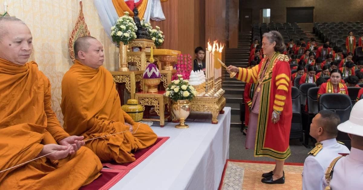 ปีติ กรมสมเด็จพระเทพฯ พระราชทานปริญญาบัตร ขณะยังมีสายน้ำเกลือติดอยู่ที่พระหัตถ์