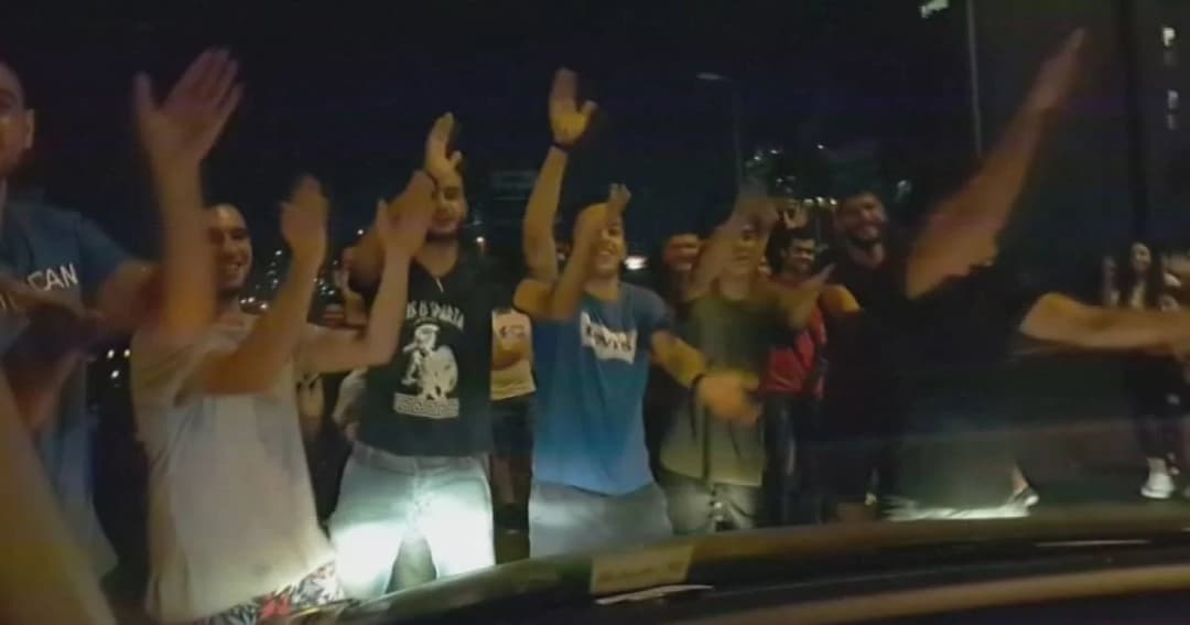 ผู้ประท้วงชาวเลบานอน ร่วมร้อง “Baby Shark” ปลอบขวัญเด็กน้อย